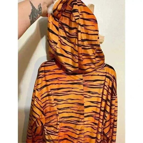 Tigger costume zip up one size adult - Picture 8 of 8